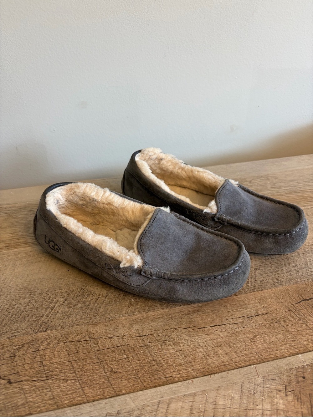 UGG Ansley Grey Suede Moccasin Slippers Womens 9 Wool Lined Loafers 3312